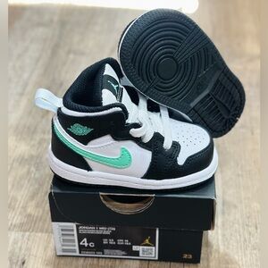 Jordan 1 Mid ‘Green Glow’ Sneakers
